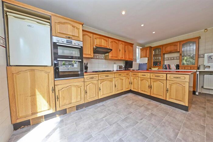 4 Bedroom Detached House For Sale In Broadwood Avenue, Ruislip, HA4