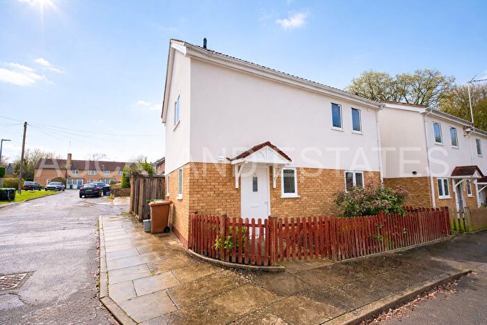 3 Bedroom Detached House For Sale In Coningsby Drive, Potters Bar, EN6
