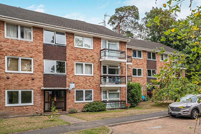 2 Bedroom Flat For Sale In Hillbrook Gardens, Weybridge, Surrey, KT13