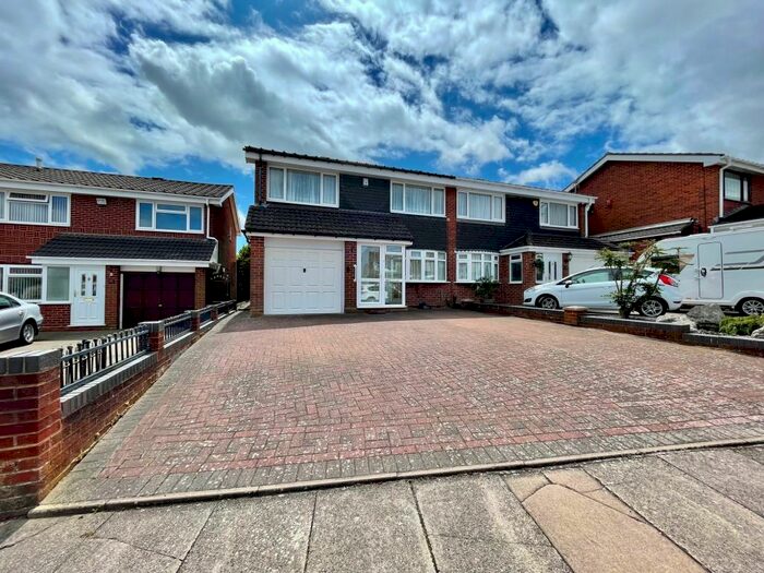 3 Bedroom House To Rent In Fairlie Crescent, Kings Norton, B38