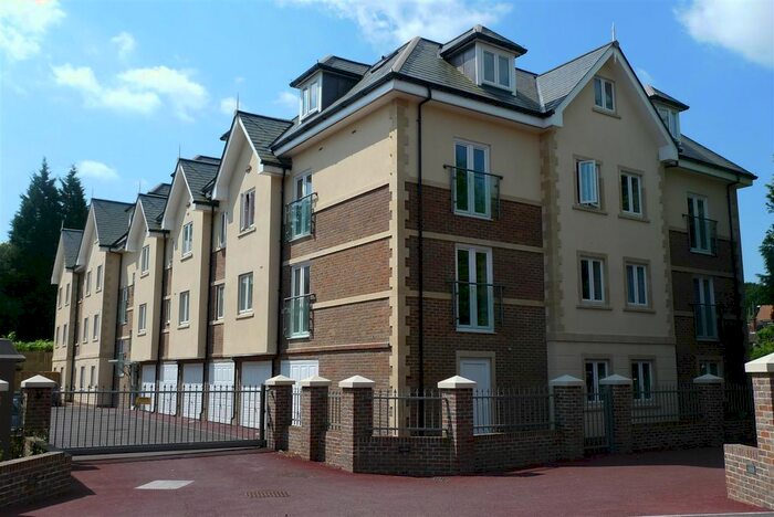 2 Bedroom Flat To Rent In Regency Mews, Queens Road, Haywards Heath, RH16