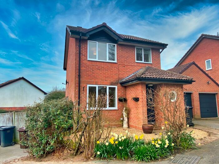 3 Bedroom Link Detached House To Rent In Barnett Way, Uckfield, TN22