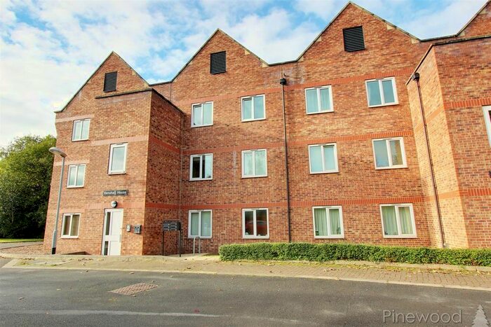 3 Bedroom Flat To Rent In Henshall House, Tapton Lock Hill, Tapton, Chesterfield, Derbyshire, S41