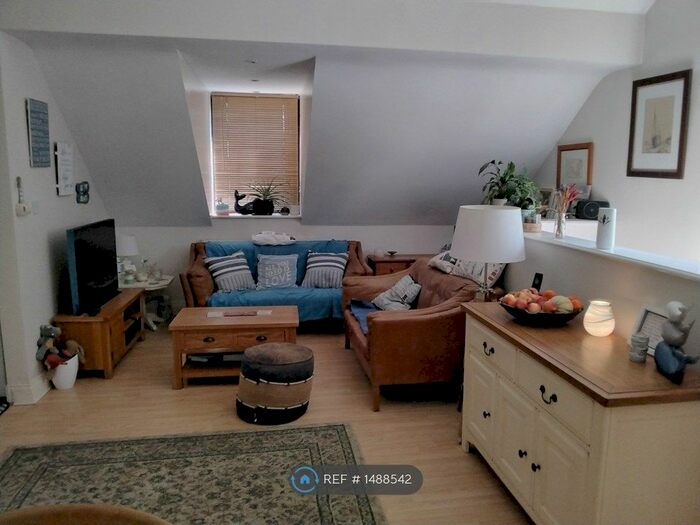 2 Bedroom Flat To Rent In Coach House, Vale Of Glamorgan, CF5