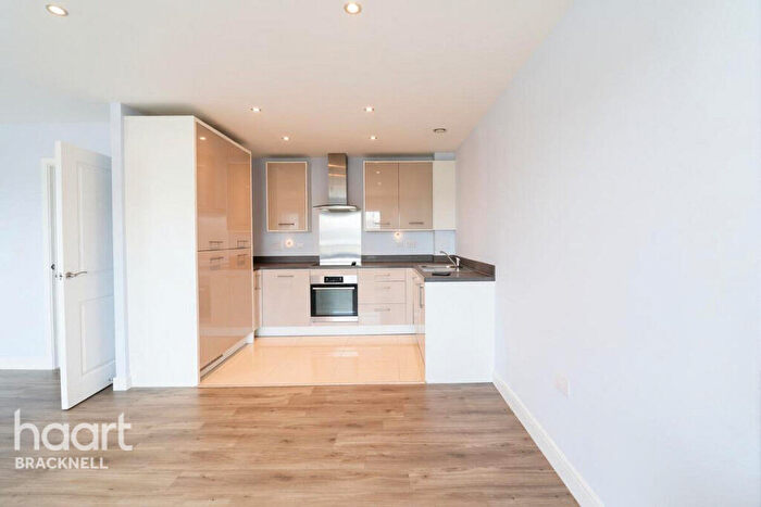 2 Bedroom Apartment For Sale In Fleming Place, Bracknell, RG12