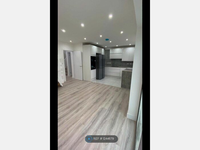 4 Bedroom Terraced House To Rent In Buckingham Road, Borehamwood, WD6