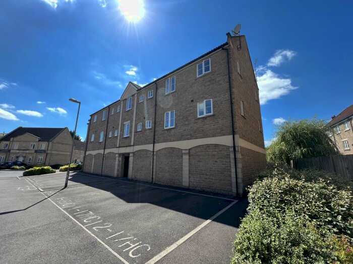 2 Bedroom Flat To Rent In Harris Close, Frome, Somerset, BA11