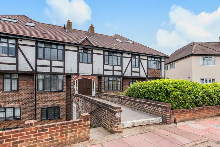 3 Bedroom Flat To Rent In Foxgrove Avenue Beckenham, BR3