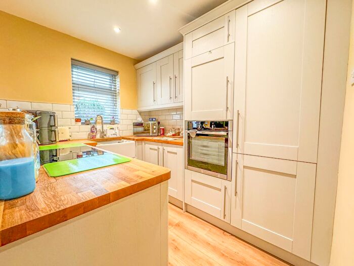 2 Bedroom Semi-Detached Bungalow For Sale In Willow Walk, Hockley, SS5