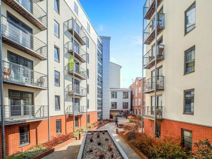 2 Bedroom Apartment To Rent In Park West, NG7