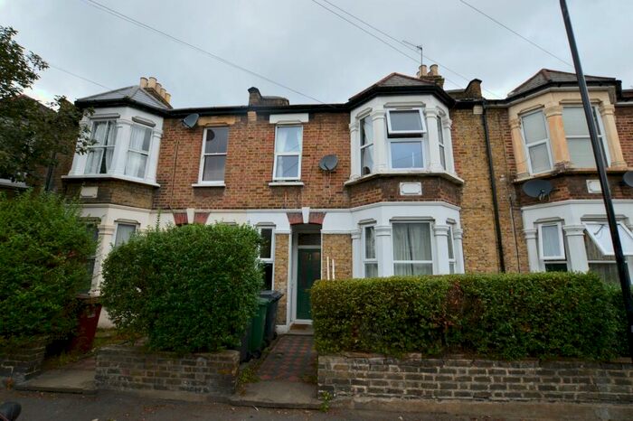 3 Bedroom Flat To Rent In Murchison Road, E10