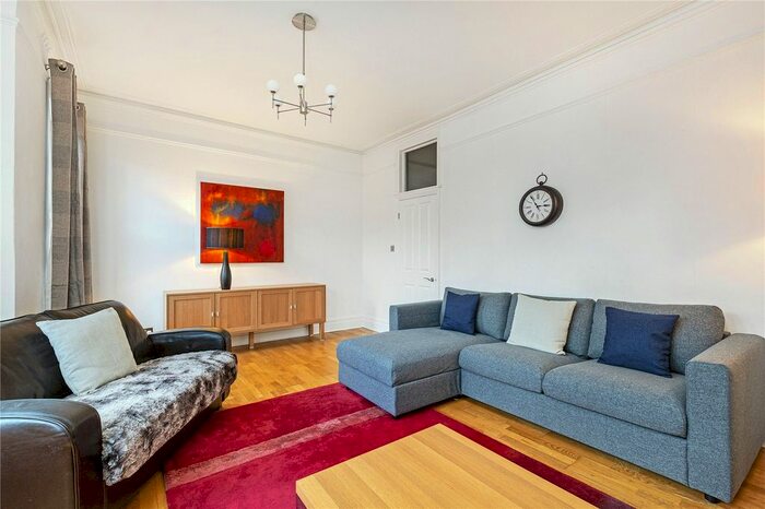 3 Bedroom Flat To Rent In Hazelbourne Road, London, SW12