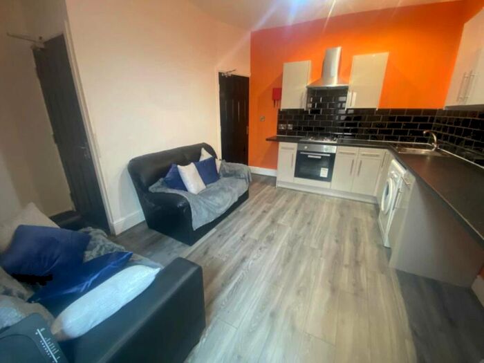 4 Bedroom House To Rent In Osborne St, Manchester, M6