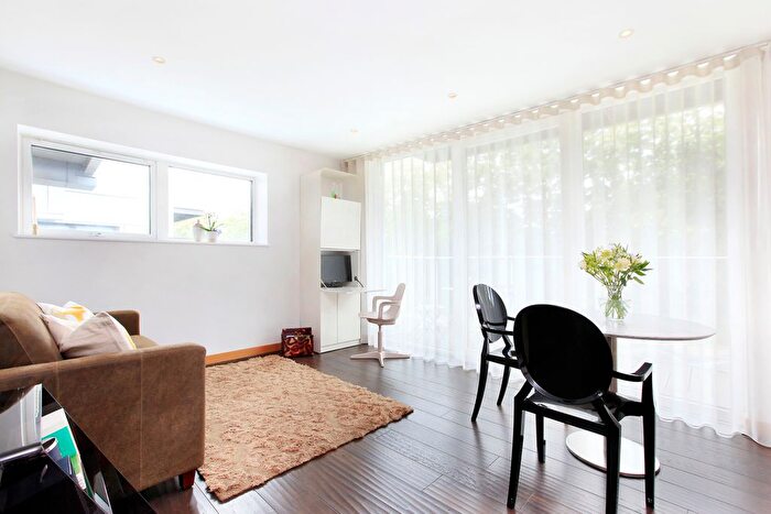 1 Bedroom Property To Rent In Oswald Building, Queenstown Road, SW11