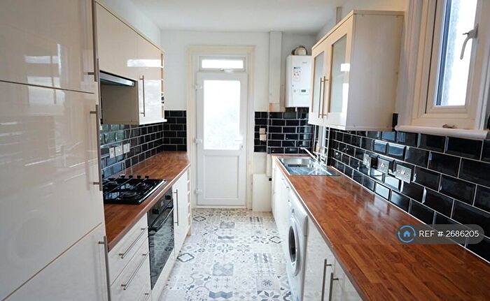 3 Bedroom Flat To Rent In South Norwood, London, SE25