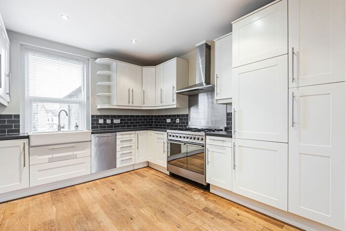 3 Bedroom Flat To Rent In Garratt Lane, Earlsfield, London, SW18