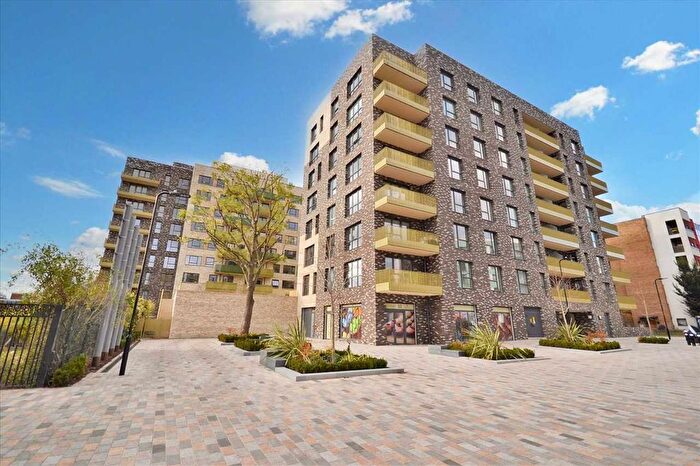 2 Bedroom Flat To Rent In Alacia Court, Acton, Acton, W3