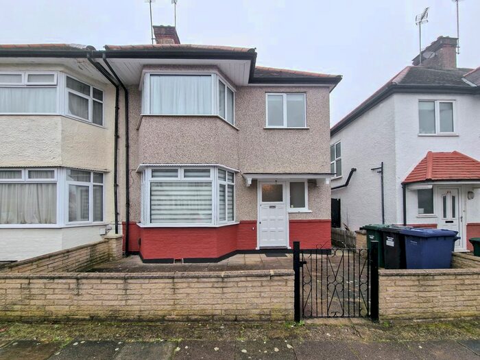 3 Bedroom Semi-Detached House To Rent In Gainsborough Gardens, London, NW11
