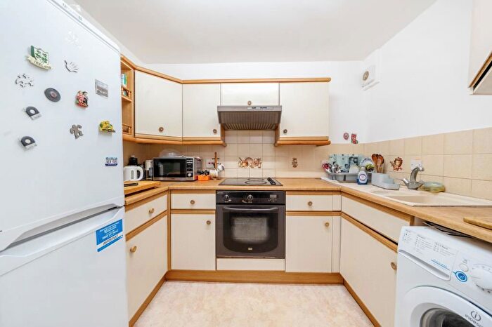 1 Bedroom Flat For Sale In Nixey Close, Slough, SL1