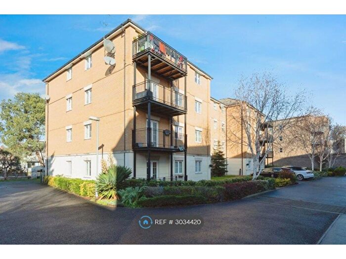 2 Bedroom Flat To Rent In Sixpenny Court, Barking, IG11