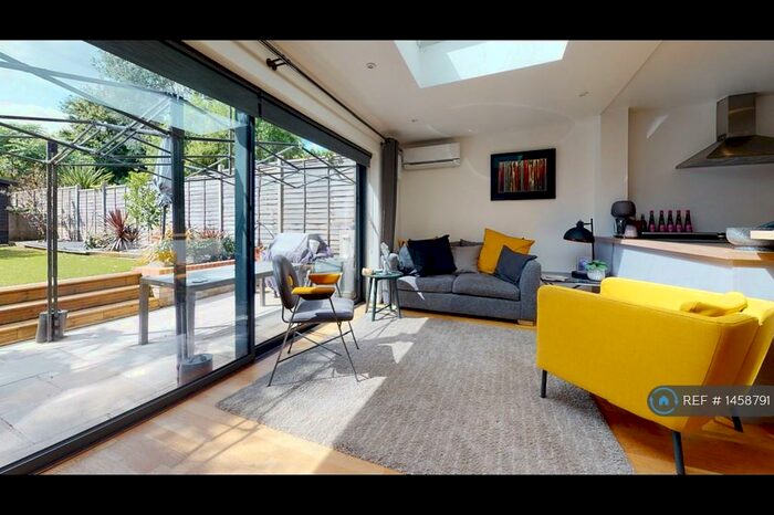 3 Bedroom Flat To Rent In Tyrrell Road, London, SE22