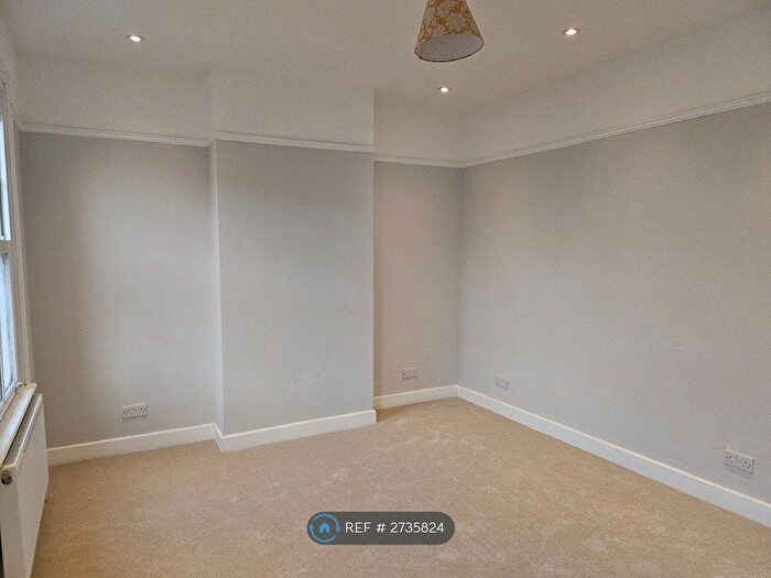 2 Bedroom Flat To Rent In High Street, Hampton Wick, Surrey, KT1