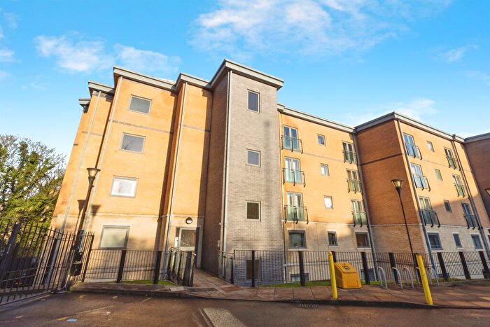 2 Bedroom Flat For Sale In Birkhouse Lane, Paddock, Huddersfield, HD4