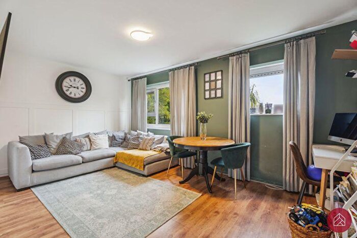 3 Bedroom Flat For Sale In Chillingworth Crescent, Headington, OX3