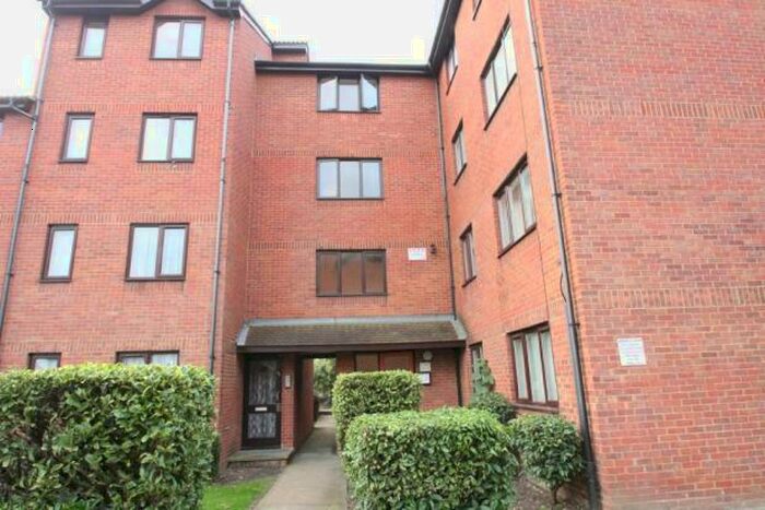 Studio To Rent In Porter Close Grays Essex, RM20