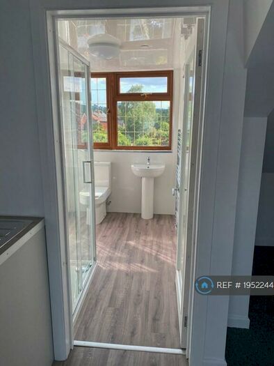 Studio To Rent In Station Road, Newport, NP18