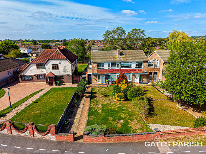 2 Bedroom Maisonette For Sale In Moor Lane, Upminster, RM14