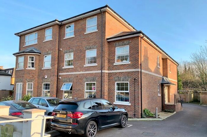 1 Bedroom Flat To Rent In Portsmouth Road, Thames Ditton, KT7