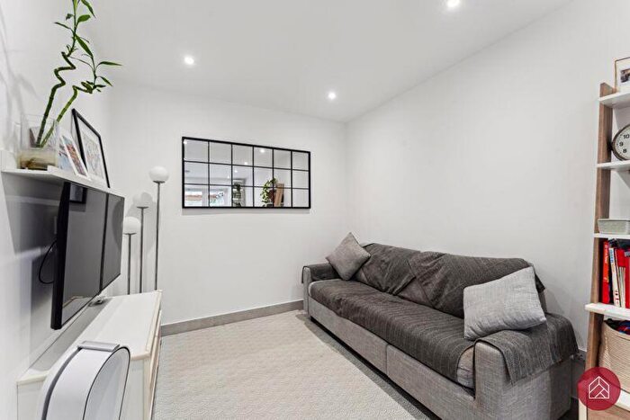 3 Bedroom End Of Terrace House For Sale In Bennett Crescent, Oxford, OX4