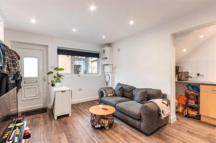 2 Bedroom Flat To Rent In Gleneldon Road, London, SW16