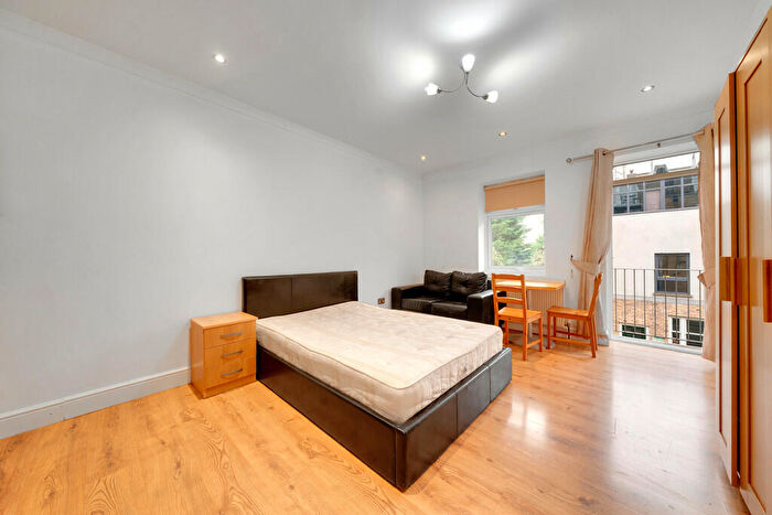 Studio To Rent In Barnett Street, Whitechapel, London, E1