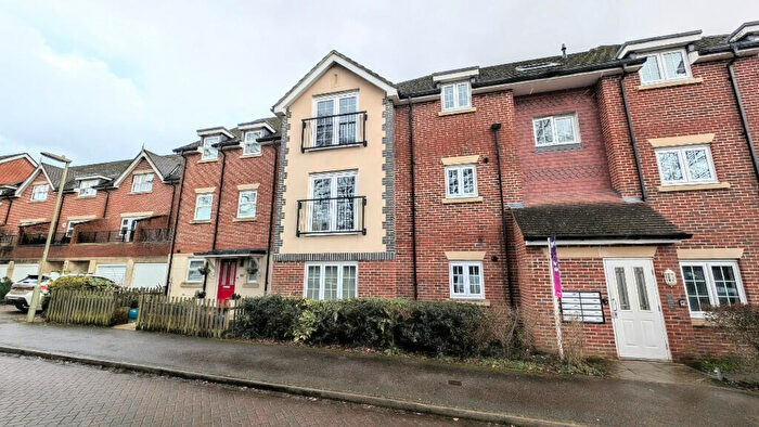 2 Bedroom Flat For Sale In Elder Crescent, Lindford, Hampshire, GU35
