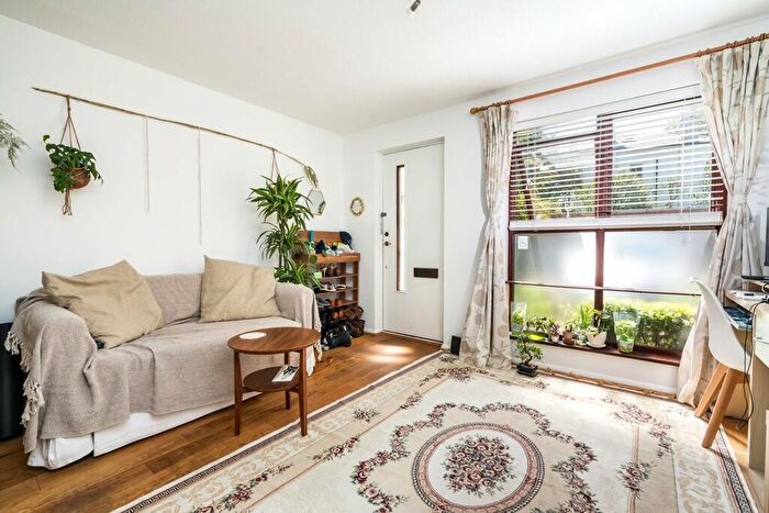 1 Bedroom Apartment To Rent In Grovelands Close, London, SE5