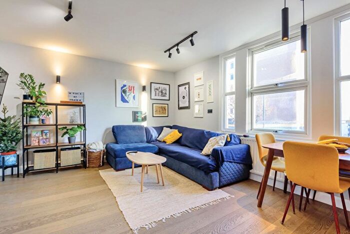 2 Bedroom Flat For Sale In Coningham Road, London, W12