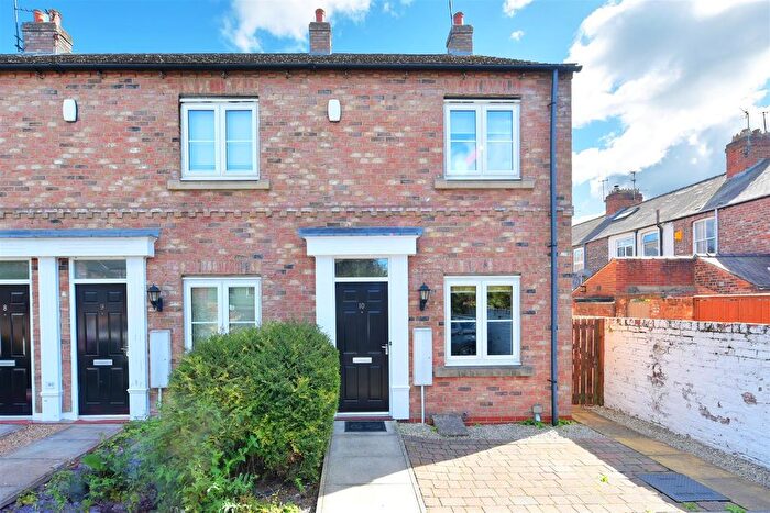 2 Bedroom Town House To Rent In Albert Court, York, YO30