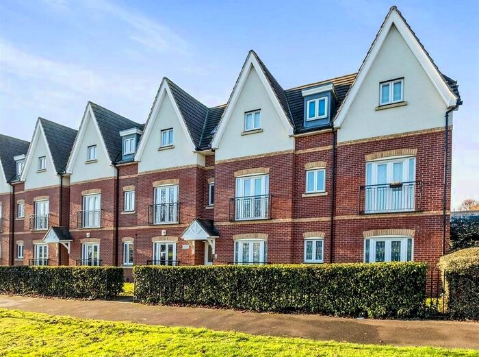 2 Bedroom Flat To Rent In Gooshays Gardens, Romford, RM3