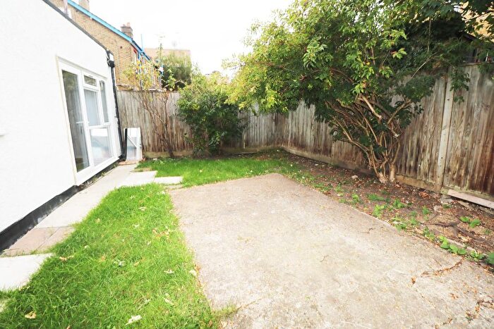 2 Bedroom Flat To Rent In Hartfield Road, Wimbledon, London, SW19