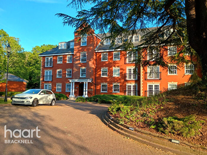 3 Bedroom Apartment For Sale In Montague Close, Wokingham, RG40