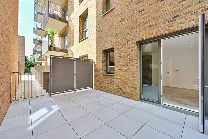 1 Bedroom Flat To Rent In Brecon Court, Hounslow, TW3