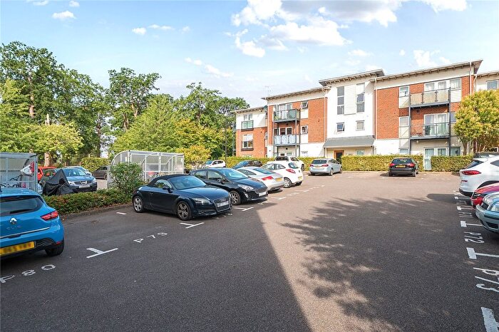 1 Bedroom Flat For Sale In Park View Road, Leatherhead, Surrey, KT22