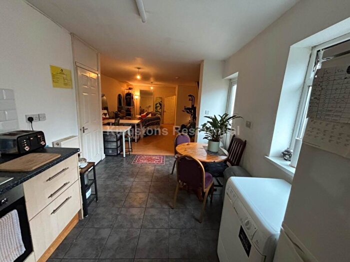 2 Bedroom Maisonette To Rent In Crwys Road, Roath, Cardiff, CF24