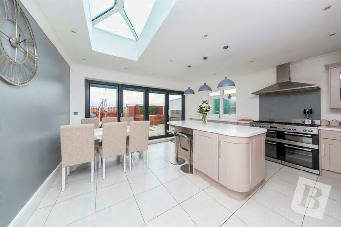 3 Bedroom Semi-Detached House For Sale In Lakeside, Rainham, RM13