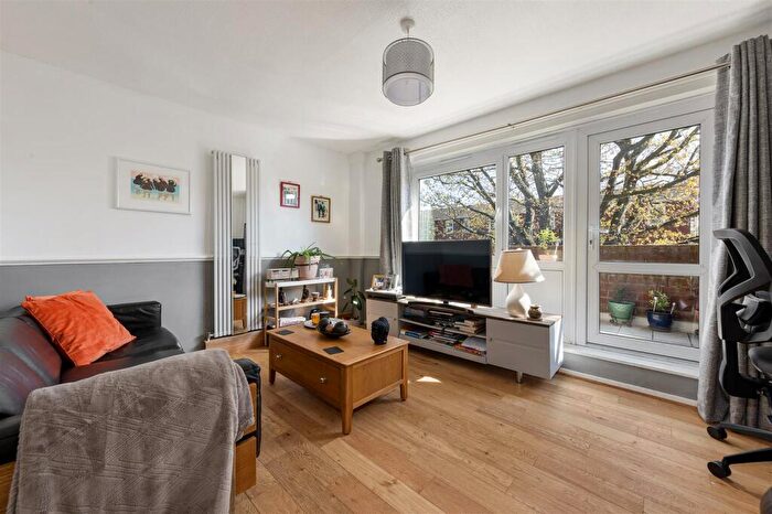 3 Bedroom Flat For Sale In College Close, Hackney, E9