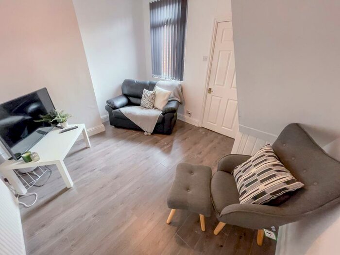 3 Bedroom House To Rent In Banner Street, L15