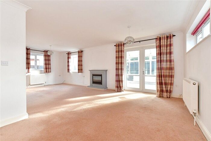 2 Bedroom Chalet For Sale In Cranleigh Gardens, Cowes, Isle Of Wight, PO31