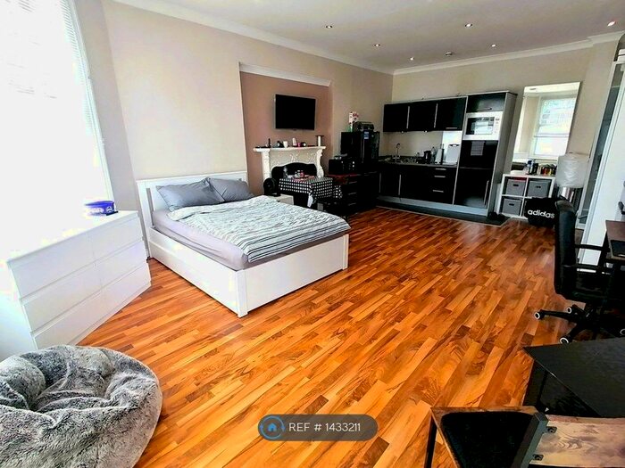 Studio To Rent In Queens Avenue, London, N10